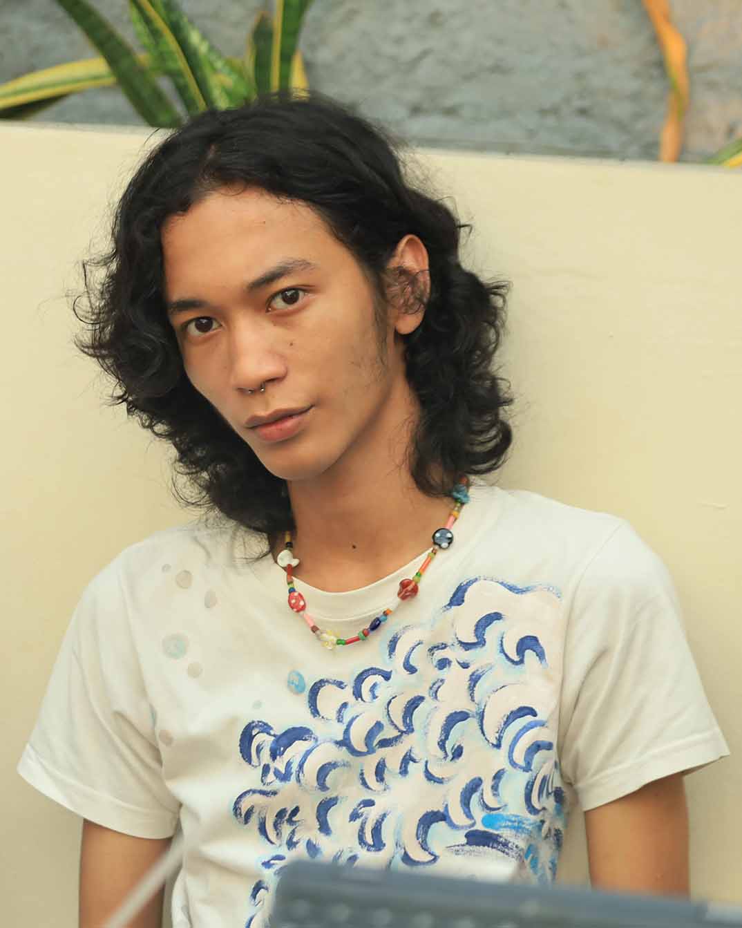 Calvin Benwhite Rilis “Berlalu”, Dari Dunia Kriya Menuju Musik yang Penuh Emosi
