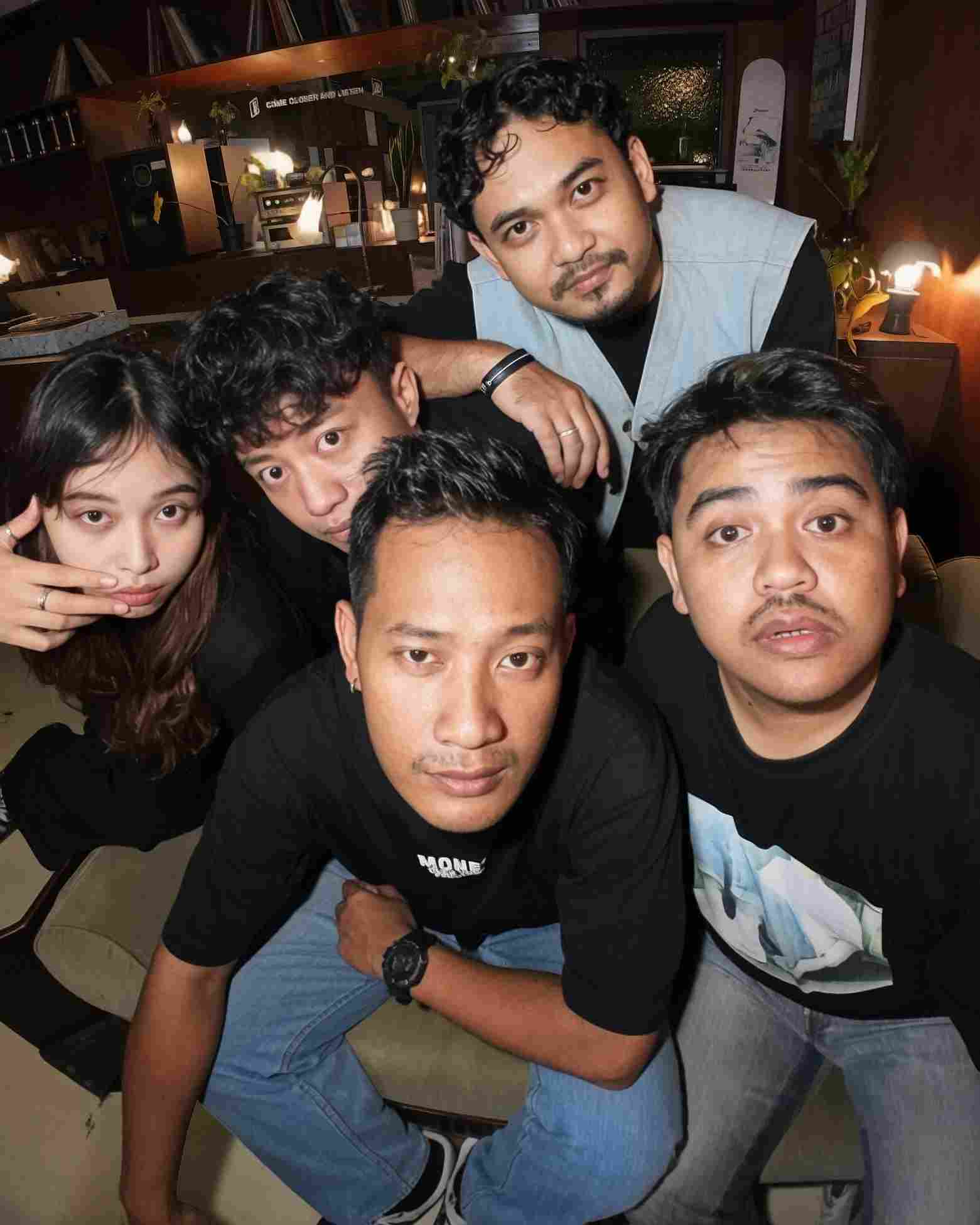 Misstt Debut Lewat “Feed Me!!!”, Modern Grunge Kudus Hadirkan Distorsi, Burger, dan Teenage Angst