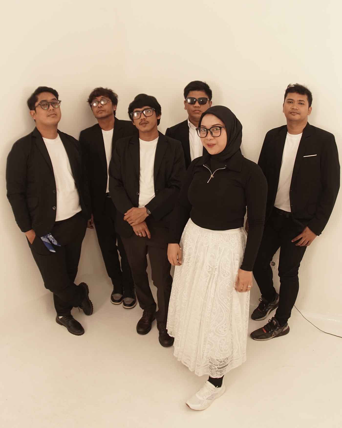 Tavisha Rilis “Hello Kamu”, Single Modern Pop yang Merayakan Keberanian Memulai Percakapan